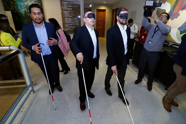 Diputados experimentaron la ceguera recorriendo los pasillos del Congreso para concientizar