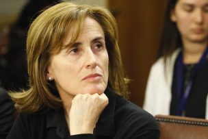 Ministra Cubillos evalúa qué comunas deberán suspender clases tras destrucción de transporte público