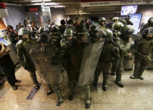 Minuto a minuto | Personas se sientan al borde del andén en Línea 2