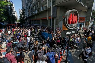 Partido Comunista respalda protesta por el alza de pasaje en el Metro de Santiago