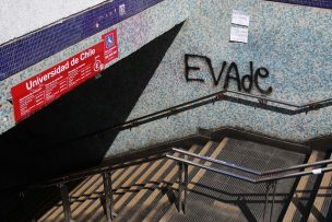 VIDEO | Suspenden servicios en Línea 1 y 2 del Metro de Santiago por incidentes