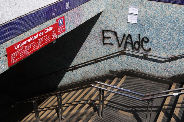 VIDEO | Suspenden servicios en Línea 1 y 2 del Metro de Santiago por incidentes