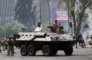 FOTOS | Militares llegan con tanquetas a Plaza Italia