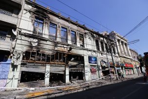 FOTOS | Oficinas de El Mercurio y varios locales comerciales destruidos en Valparaíso