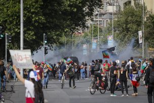 Tribunal deja en libertad a 16 menores detenidos ayer en Plaza Baquedano