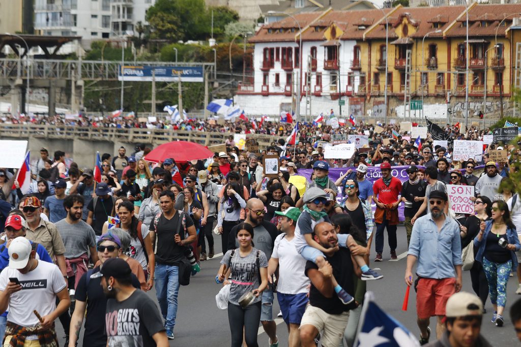 “Inaceptable”: Sharp critica labor policial en masiva marcha de más de 100 mil personas en Valparaíso