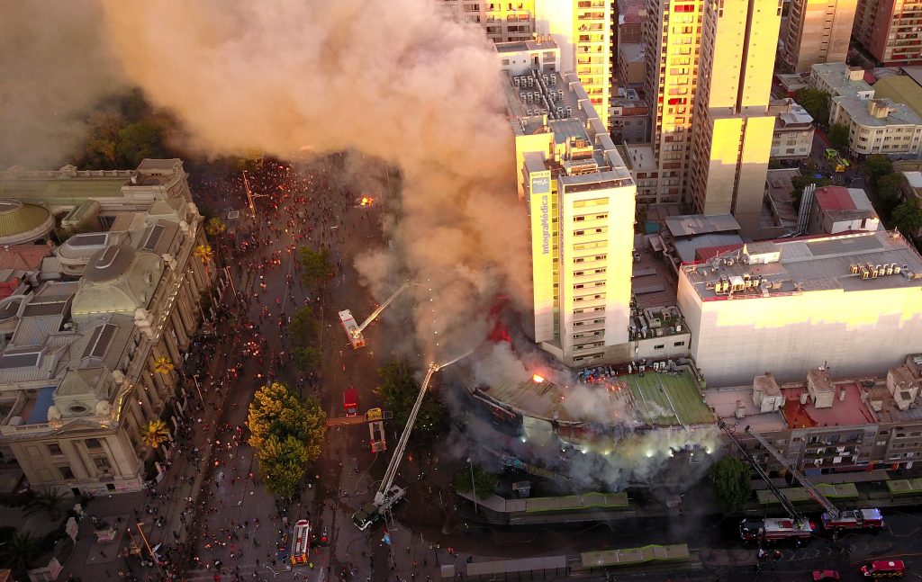 “Hemos tenido vehículos apedreados”: Bomberos hasta quintuplican llamados por incendios tras saqueos