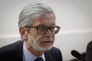 Ministro Fontaine discrepa con Mañalich por decisión del TC sobre oftalmólogos