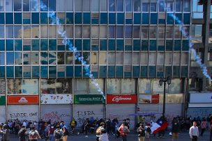 A lo menos tres farmacias saqueadas en Santiago centro tras nuevas protestas