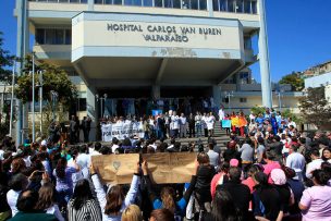 Trabajadores del Van Buren protestan por falta de insumos y dichos de Mañalich