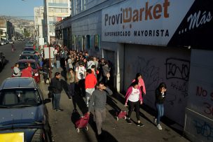 Gobierno trabaja en normalización de los supermercados y bombas de bencina