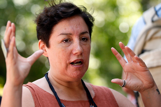 Beatriz Sánchez le pide a Piñera “escuchar a la gente y dar pie atrás al alza del transporte”