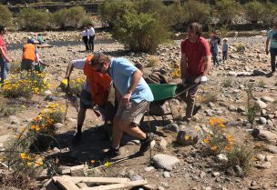 Vecinos de Vitacura retiran cerca de tres toneladas de basura del río Mapocho