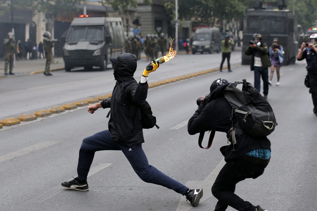 Marcha “Encuentro de dos mundos” termina con graves incidentes en la Alameda