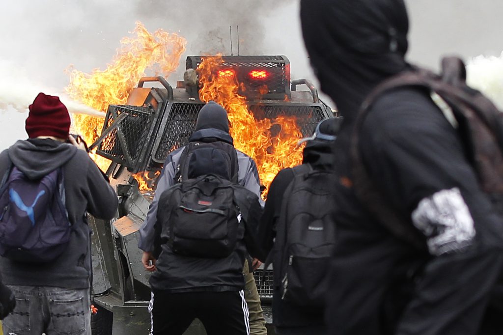 Marcha “Encuentro de dos mundos” culminó con 40 detenidos, seis de ellos menores