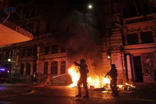 Enfrentamientos entre manifestantes y Carabineros marcan la noche más violenta en lo que va del año