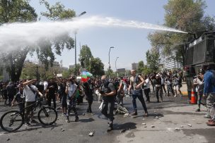 Carabineros refuerza seguridad en Plaza Italia ante graves disturbios