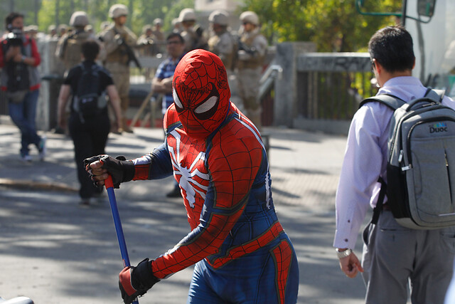 “Estúpido y sensual Spiderman” chileno se unió a las labores de limpieza en la Alameda