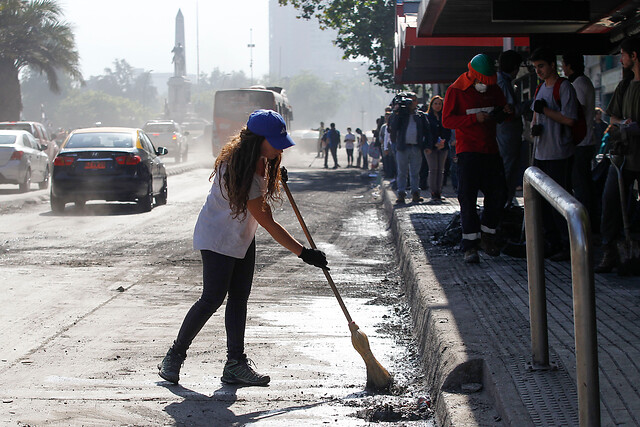 Intendencia Metropolitana reparte materiales a voluntarios para limpiar Santiago