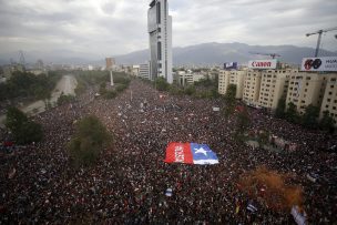 Manifestantes inician abandono de Plaza Italia tras una jornada histórica en Chile