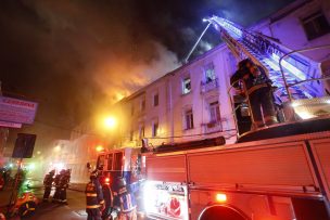 Incendio destruyó local que fue saqueado diariamente en Valparaíso