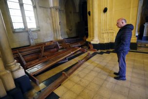 Atacan Catedral de Valparaíso: Queman sus bancas y las usan como barricadas