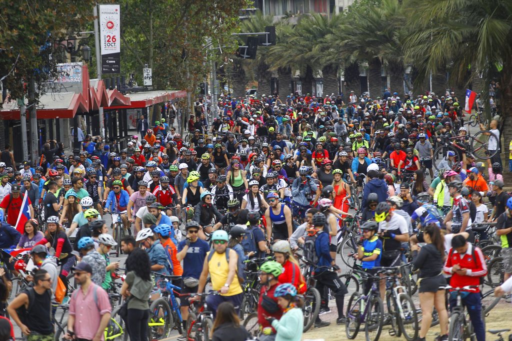 Cientos de ciclistas llegan a La Moneda para manifestarse a favor de cambios