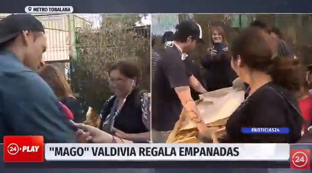 ¡Noble acción! “Mago” Valdivia y su hermano regalan empanadas a personas que esperaban locomoción en Tobalaba