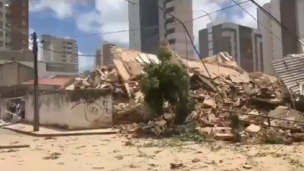 Al menos un muerto y diez desaparecidos en derrumbe de edificio en Brasil