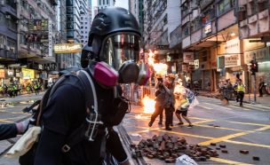 Comparecen ante la justicia en Hong Kong primeros manifestantes que burlaron ley antimáscaras