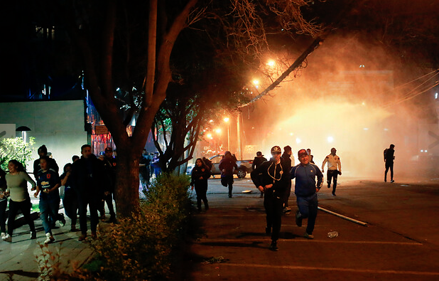 “Hotelazo” de hinchas de la U terminó en incidentes con Carabineros