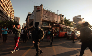 Manifestaciones en la capital: Saquean supermercado en Maipú