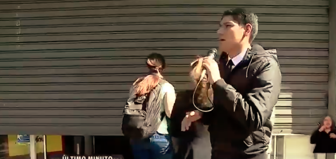 “¡Tranquilo, no me grites!”: Periodista de TVN fue encarado por manifestante en plena transmisión