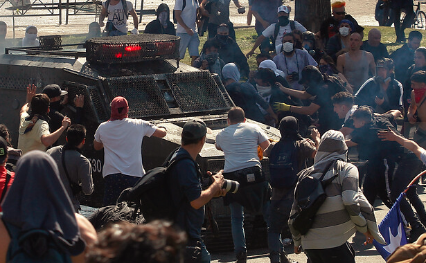 Más de 90 carabineros lesionados en incidentes: seis graves y dos baleados