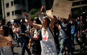 Funcionarios de la salud protestaron este martes en Valparaíso y Santiago