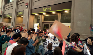 VIDEO | Decenas de chilenos entonan el Himno Nacional frente al consulado de Chile en Valencia en apoyo a las manifestaciones