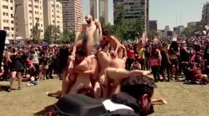 VIDEO | Intervención artística se toma Plaza Baquedano: jóvenes se manifestaron desnudos