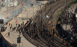 Merval suspende servicio por manifestantes en las vías férreas