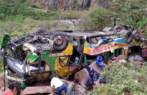 Al menos 10 muertos al desbarrancarse autobús en ruta de Perú