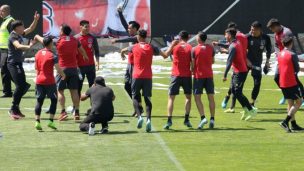 “El que no salta se va a la B”: Jugadores de Colo Colo se unen a cánticos de hinchas en la previa del Superclásico