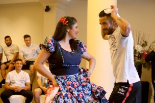 [VIDEO] Mauricio Isla se luce bailando cueca en una jornada diferente para la Roja en España