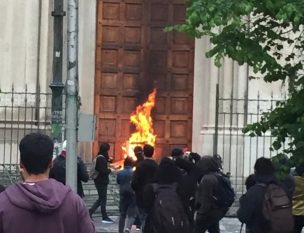 Manifestantes incendian puertas de la Catedral de Valparaíso