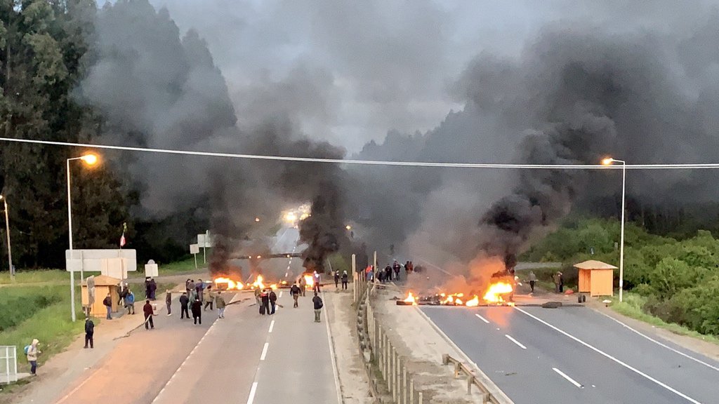Barricadas de pescadores artesanales a la altura de San José de la Mariquina
