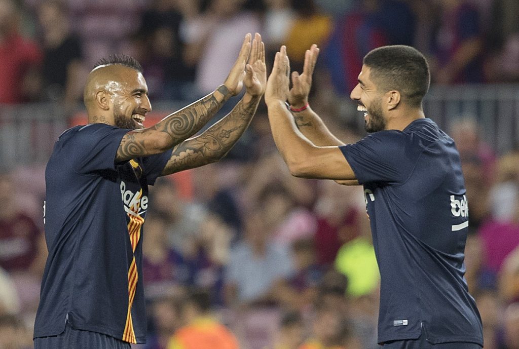 “Ahora sí estás contento”: El troleo de Luis Suárez a Arturo Vidal tras su gol en el Barcelona