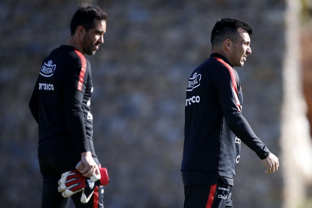 [FOTOS] Así fue la práctica de la Roja en el reencuentro de Bravo, Vidal y Medel en España
