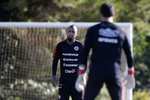 Arturo Vidal y Claudio Bravo mantuvieron un “frío” diálogo y en la Roja esperan que quede todo atrás