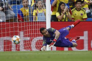 Bravo mostró cruda foto para apoyar a hincha que sufrió lesión en el tendón