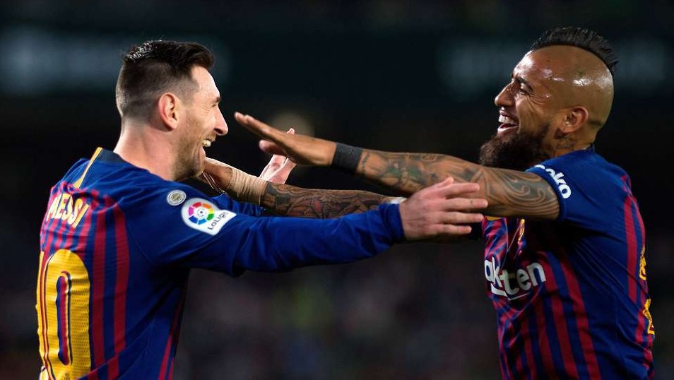 Los “pesos pesados” del Barcelona presionan para que Arturo Vidal se quede