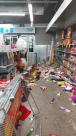 Impactantes imágenes: Saquean supermercado Líder del centro de Santiago