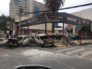 FOTOS | Así quedaron dos automotoras que fueron incendiadas en Ñuñoa